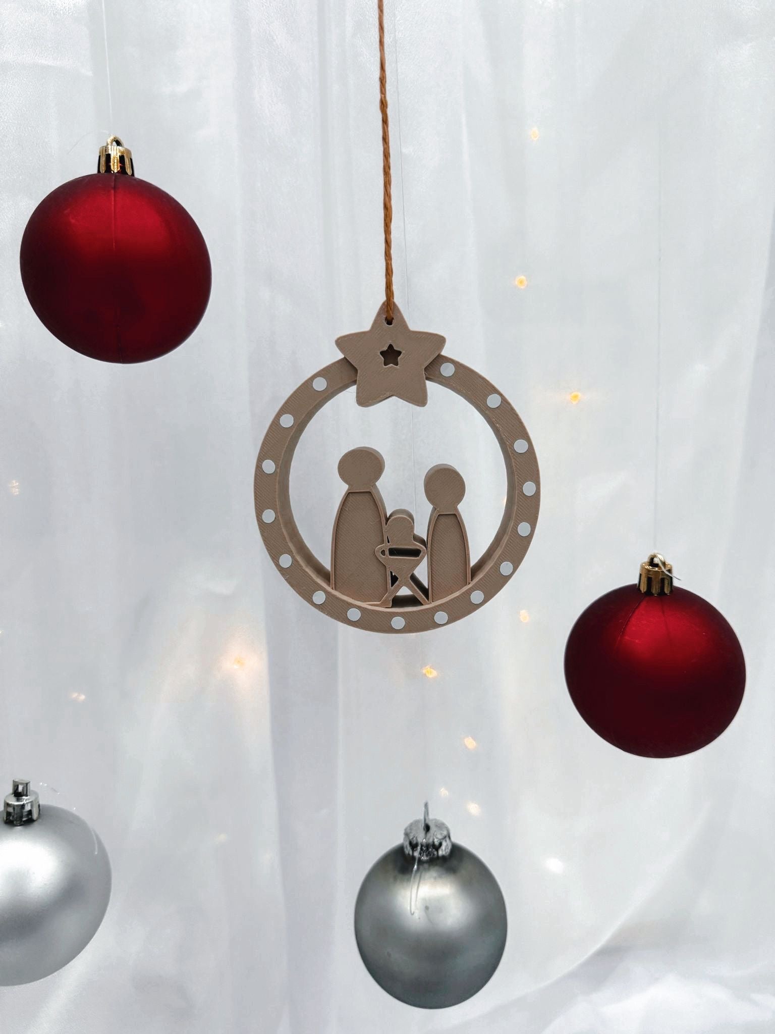 Weihnachtsbaumdeko / Krippe / Krippe zum hängen / Familienkugel / Weihnachten / Fensterdeko / Baumdeko / Krippe beleuchtet